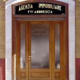 Anche il logo del 1943 dell�agenzia immobiliare Abbrescia, in via Cairoli...